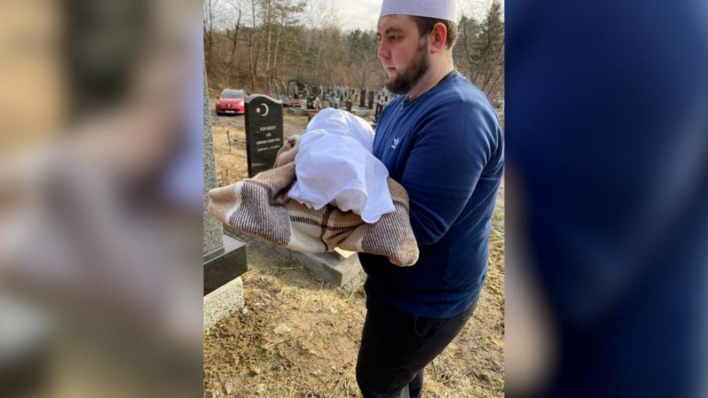 SFÂȘIETOR: Un bebeluș de 40 de zile a murit în Ucraina. Se ascundea cu familia din calea bombelor